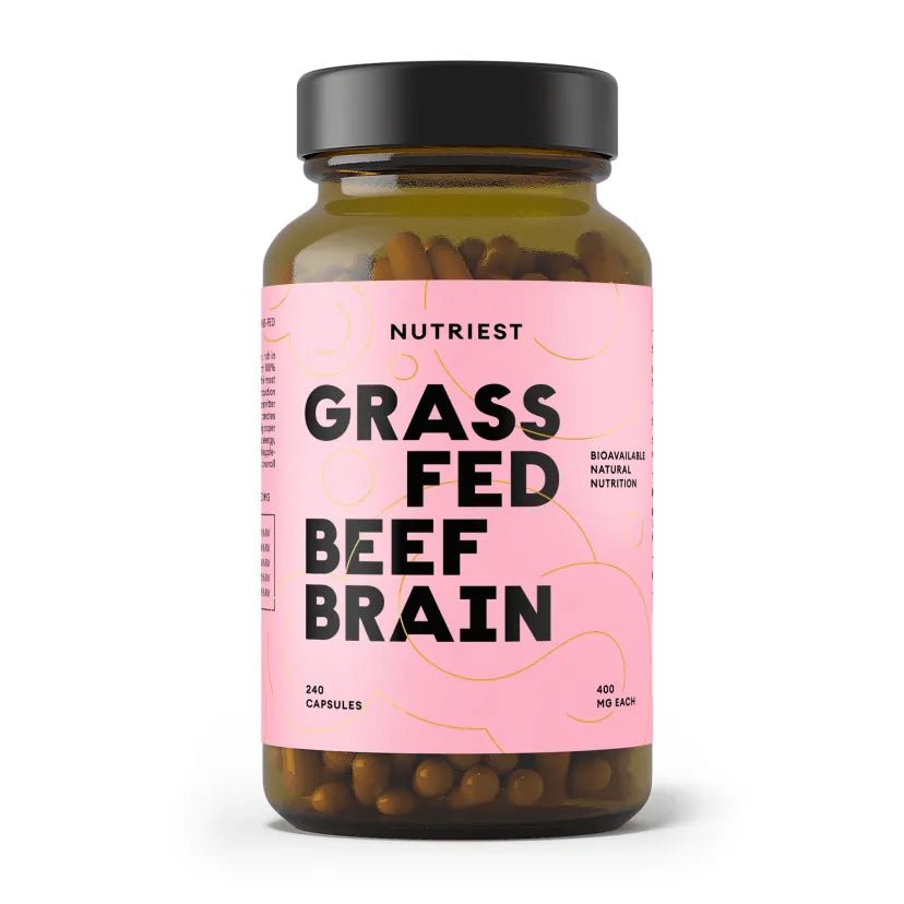 Flacon sticlă ambră Nutriest Grass Fed Beef Brain cu capac negru, etichetă roz cu logo NUTRIEST și text mare Grass Fed Beef Brain, mențiune Bioavailable Natural Nutrition, 240 capsule de 400mg vizibile prin sticlă. Supliment ancestral cu creier liofilizat de vită crescută pe pășuni, sursă naturală de DHA, fosfatidilserină, colină și vitamina B12. Susține memoria, funcția cognitivă și sănătatea sistemului nervos, fără hormoni sau antibiotice.