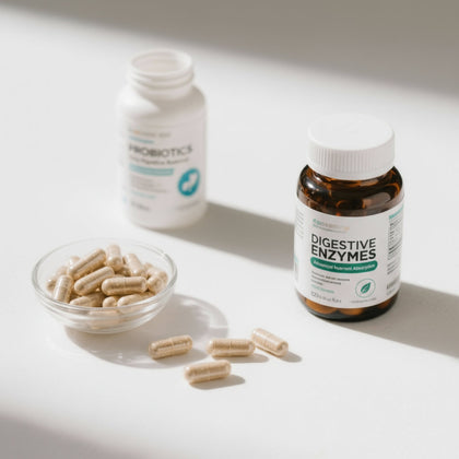 Suplimente pentru digestie și detox: Probiotice, Enzime Digestive în sticlă maro și capsule bej pe fundal alb