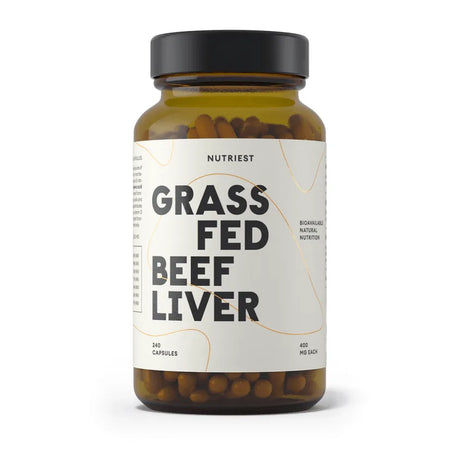 Flacon sticlă ambră Nutriest Grass Fed Beef Liver cu 240 capsule maro-portocalii de 400mg ficat liofilizat de vită hrănită cu iarbă, vizibile prin sticla transparentă. Etichetă albă minimalistă cu logo NUTRIEST și text "Bioavailable Natural Nutrition", accente portocalii pentru aspect premium. Supliment ancestral cu vitamina A, B12, fier heme și cupru biodisponibil pentru energie, combaterea oboselii și anemiei, suport imunitar. Alternativă naturală la multivitamine sintetice, fără gust de ficat.