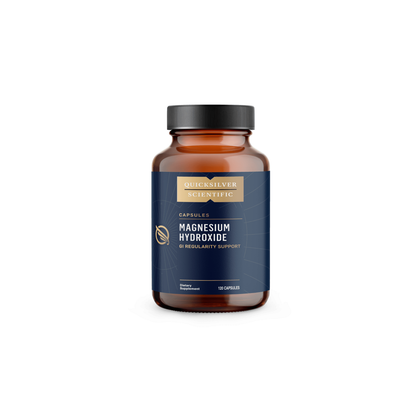 Flacon sticlă ambră Quicksilver Scientific Magnesium Hydroxide cu capac negru, etichetă albastru închis cu logo argintiu Quicksilver Scientific, text auriu Capsules și Magnesium Hydroxide, subtitlu GI Regularity Support, 120 Capsules vizibil. Supliment premium cu 700mg hidroxid de magneziu per porție, cunoscut ca lapte de magneziu în formă de capsule pentru tranzit intestinal regulat. Laxativ osmotic blând, atrage apa în intestin, înmoaie masa fecală, susține eliminarea naturală fără crampe.