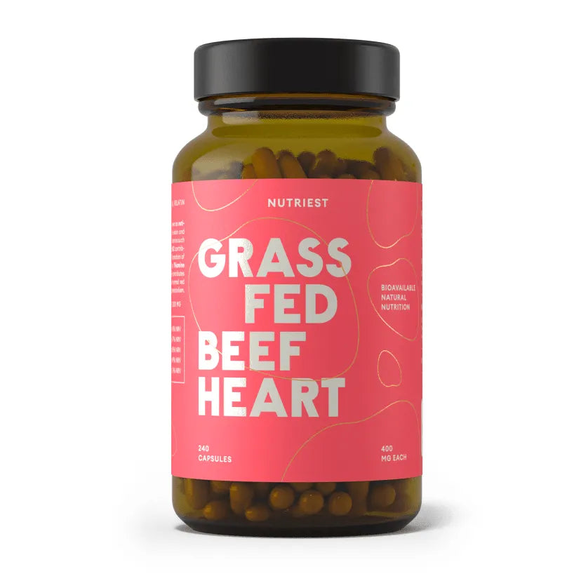 Flacon sticlă ambră Nutriest Grass Fed Beef Heart cu capac negru, etichetă coral-roz cu logo NUTRIEST și text mare Grass Fed Beef Heart, mențiune Bioavailable Natural Nutrition, 240 capsule de 400mg vizibile prin sticlă. Supliment ancestral cu 80% inimă liofilizată și 20% ficat de vită crescută pe pășuni, sursă naturală de CoQ10, aminoacizi esențiali, colagen cardiac și taurină. Susține energia celulară, sănătatea cardiovasculară și recuperarea musculară, fără hormoni sau antibiotice.
