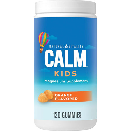 Recipient plastic alb Natural Vitality Calm Kids cu capac alb, etichetă albastră cu nori și balon cu aer cald colorat, text mare CALM alb și KIDS galben, Magnesium Supplement, banner portocaliu Orange Flavored, ilustrații jeleuri portocalii, 120 Gummies vizibil. Jeleuri cu magneziu citrat pentru copii, 83mg magneziu per jeleu, aromă naturală de portocale, doar 1g zahăr. Susține relaxarea, somnul liniștit și funcția musculară, vegan, fără gluten, Non-GMO, fără coloranți artificiali.