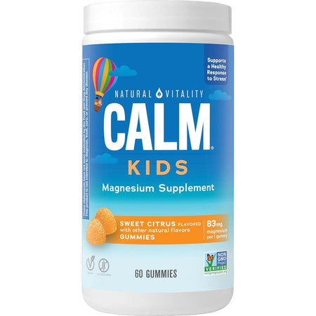 Recipient plastic alb Natural Vitality Calm Kids cu capac alb, etichetă albastră cu nori și balon cu aer cald colorat, text mare CALM alb și KIDS galben, Magnesium Supplement, Sweet Citrus Flavored, 83mg magnesium per gummy, sigiliu Non-GMO Project Verified, icoane vegan și gluten free, 60 Gummies vizibil. Jeleuri cu magneziu citrat pentru copii, aromă naturală citrice dulci, doar 1g zahăr per jeleu. Susține relaxarea, răspunsul sănătos la stres și somnul liniștit, fără coloranți artificiali.