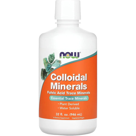 Sticlă plastic albă Now Foods Colloidal Minerals 946ml cu logo NOW verde-portocaliu, bandă etichetă portocalie cu text mare Colloidal Minerals, subtitlu Fulvic Acid Trace Minerals, banner verde Essential Trace Minerals, mențiuni Plant Derived și Water Soluble, ilustrație cristale minerale verzi. Supliment lichid vegetarian cu minerale coloidale din depozite vegetale preistorice și acid fulvic, peste 15 minerale majore și trace în formă ionică. Susține echilibrul mineral, energia celulară și vitalitatea.