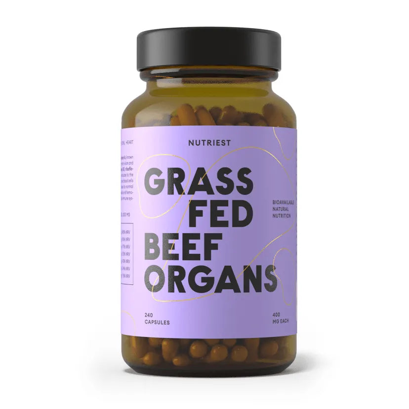 Flacon sticlă ambră Nutriest Grass Fed Beef Organs cu capac negru, etichetă mov-lavandă cu logo NUTRIEST și text mare Grass Fed Beef Organs, mențiune Bioavailable Natural Nutrition, 240 capsule de 400mg vizibile prin sticlă. Supliment ancestral cu organe liofilizate de vită crescută pe pășuni: 50% ficat, 30% rinichi, 20% inimă pentru nutriție completă. Sursă naturală de vitamina A, B12, fier heme, CoQ10, enzima DAO și seleniu, susține energia, imunitatea și performanța fizică.