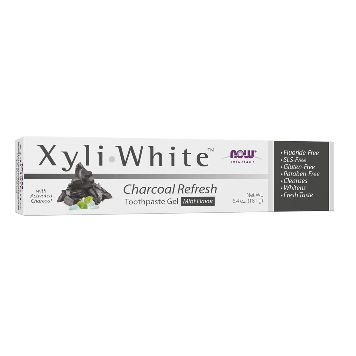 Cutie carton albă Now Solutions XyliWhite Charcoal Refresh cu text mare gri închis XyliWhite, ilustrație bucăți cărbune activ și frunze mentă, Toothpaste Gel Mint Flavor 181g vizibil, bandă laterală gri antracit cu beneficii Fluoride-Free, SLS-Free, Gluten-Free, Paraben-Free, Cleanses, Whitens, Fresh Taste. Pastă de dinți gel naturală cu 25% xylitol și cărbune activ pentru curățare profundă și detoxifiere orală. Fără fluor, SLS sau parabeni, albire naturală, gust de mentă, potrivită pentru dinți sensibili.