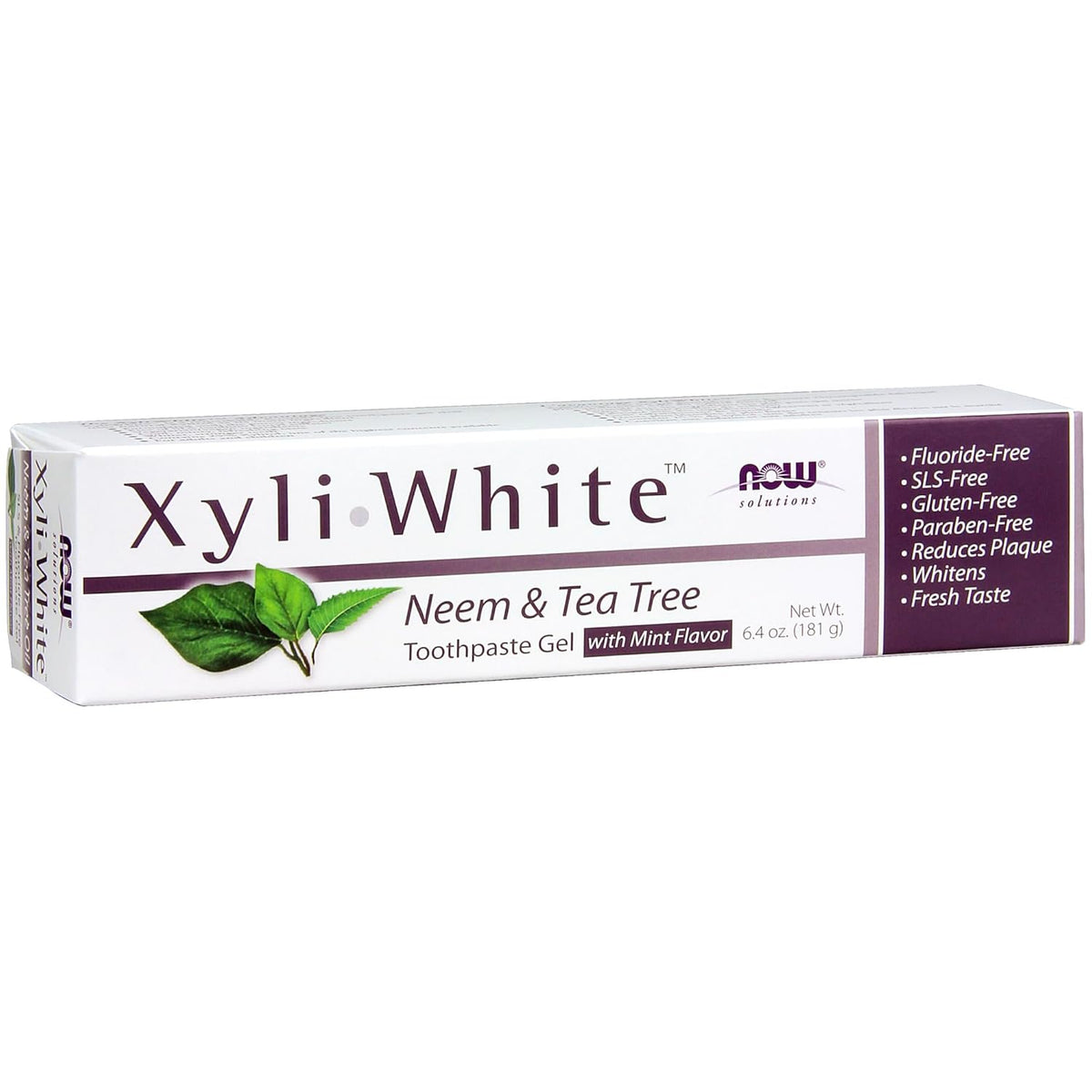 Cutie carton albă Now Solutions XyliWhite Neem & Tea Tree cu text mare violet XyliWhite, ilustrație frunze verzi, Toothpaste Gel with Mint Flavor 181g vizibil, bandă laterală mov cu beneficii Fluoride-Free, SLS-Free, Gluten-Free, Paraben-Free, Reduces Plaque, Whitens, Fresh Taste. Pastă de dinți gel naturală cu 25% xylitol, ulei de neem și ulei de tea tree pentru curățare și protecție antibacteriană. Fără fluor, SLS sau parabeni, reduce placa bacteriană, albire naturală, potrivită pentru dinți sensibili.