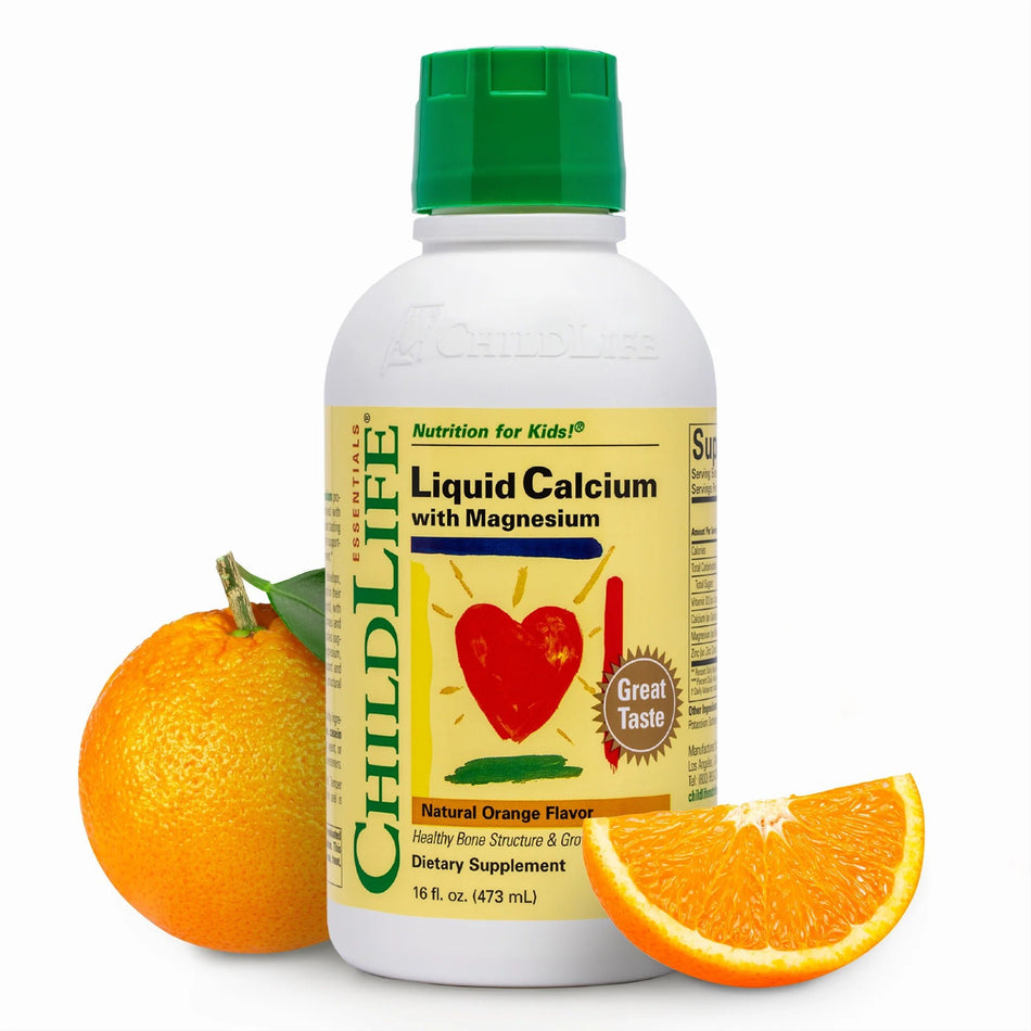 Sticlă plastic albă ChildLife Essentials Liquid Calcium with Magnesium 473ml cu capac verde, logo verde Nutrition for Kids, etichetă galbenă cu ilustrație inimă roșie și desen copilăresc, badge Great Taste, text Natural Orange Flavor vizibil, portocală proaspătă alături. Sirop lichid pentru copii cu calciu citrat, magneziu citrat, zinc și vitamina D3, aromă naturală de portocale, ușor de administrat de la 6 luni. Susține dezvoltarea oaselor și dinților, absorbție optimă, formulă prietenoasă cu digestia