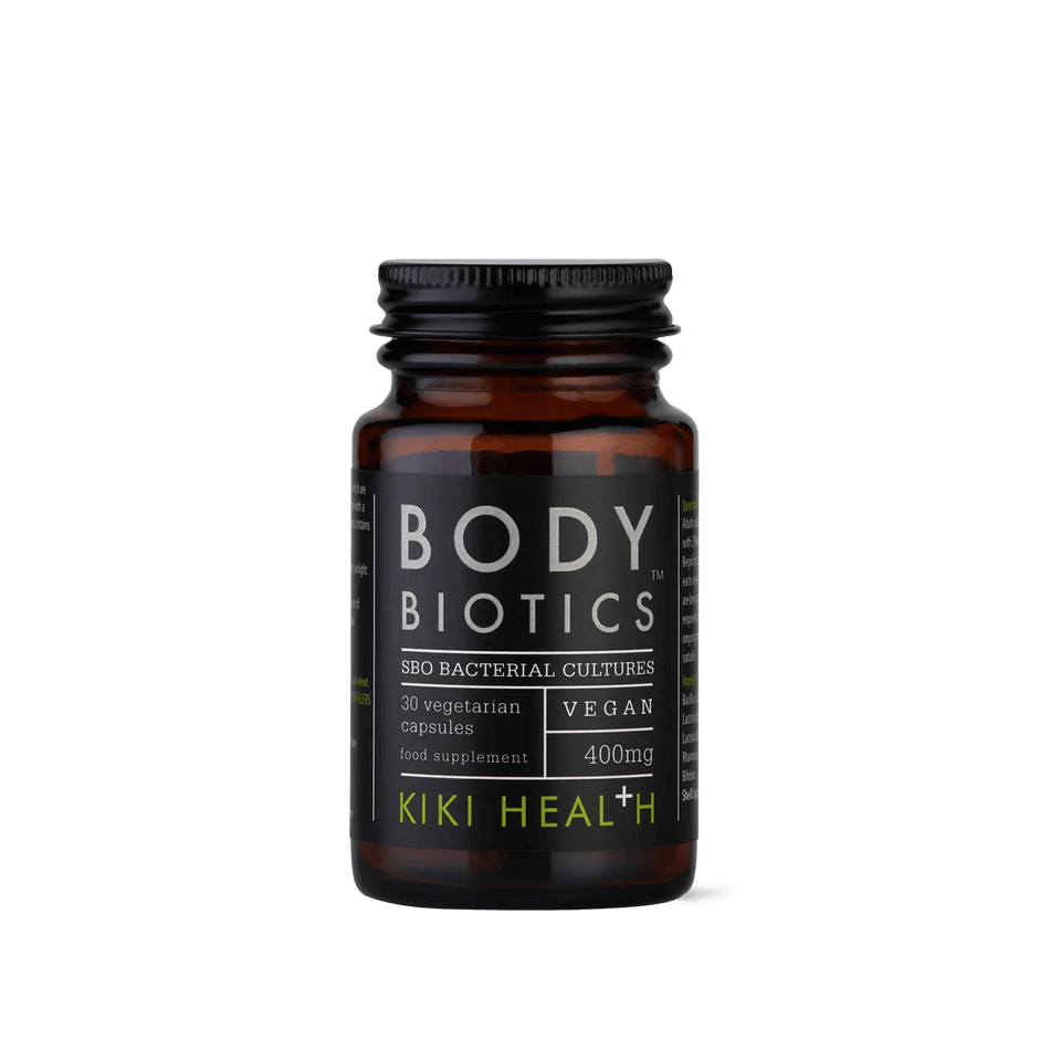 Flacon sticlă ambră KIKI Health Body Biotics cu capac negru, etichetă neagră cu text mare Body Biotics, subtitlu SBO Bacterial Cultures, mențiuni 30 vegetarian capsules, Vegan, 400mg, food supplement, logo KIKI Health. Supliment premium cu organisme probiotice bazate pe sol, 8 tulpini SBO în stare sporulată rezistente la acidul gastric pentru susținerea microbiomului intestinal. Susține echilibrul florei intestinale, digestia și sistemul imunitar, stabil la temperatura camerei fără refrigerare.