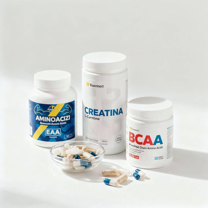 Suplimente pentru sport și recuperare: Aminoacizi EAA, Creatină și BCAA cu capsule alb-albastre pe fundal alb