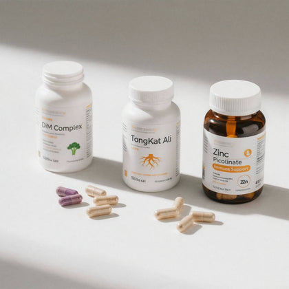 Suplimente hormonale și fertilitate: DIM Complex, TongKat Ali și Zinc Picolinate cu capsule mov și bej pe fundal alb