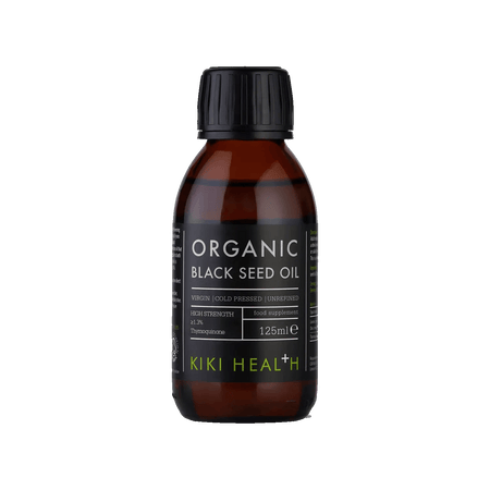 Sticlă ambră KIKI Health Organic Black Seed Oil cu capac negru, etichetă neagră cu text verde ORGANIC și alb BLACK SEED OIL, mențiuni Virgin Cold Pressed Unrefined, High Strength 1.3% Thymoquinone, logo KIKI Health, 125ml vizibil. Ulei virgin de chimen negru 100% organic din Nigella sativa cultivată în Turcia, presat la rece nerafinat, concentrație ridicată 1.3-2% timokinonă. Susține sistemul imunitar, sănătatea pielii și părului, proprietăți antioxidante naturale.