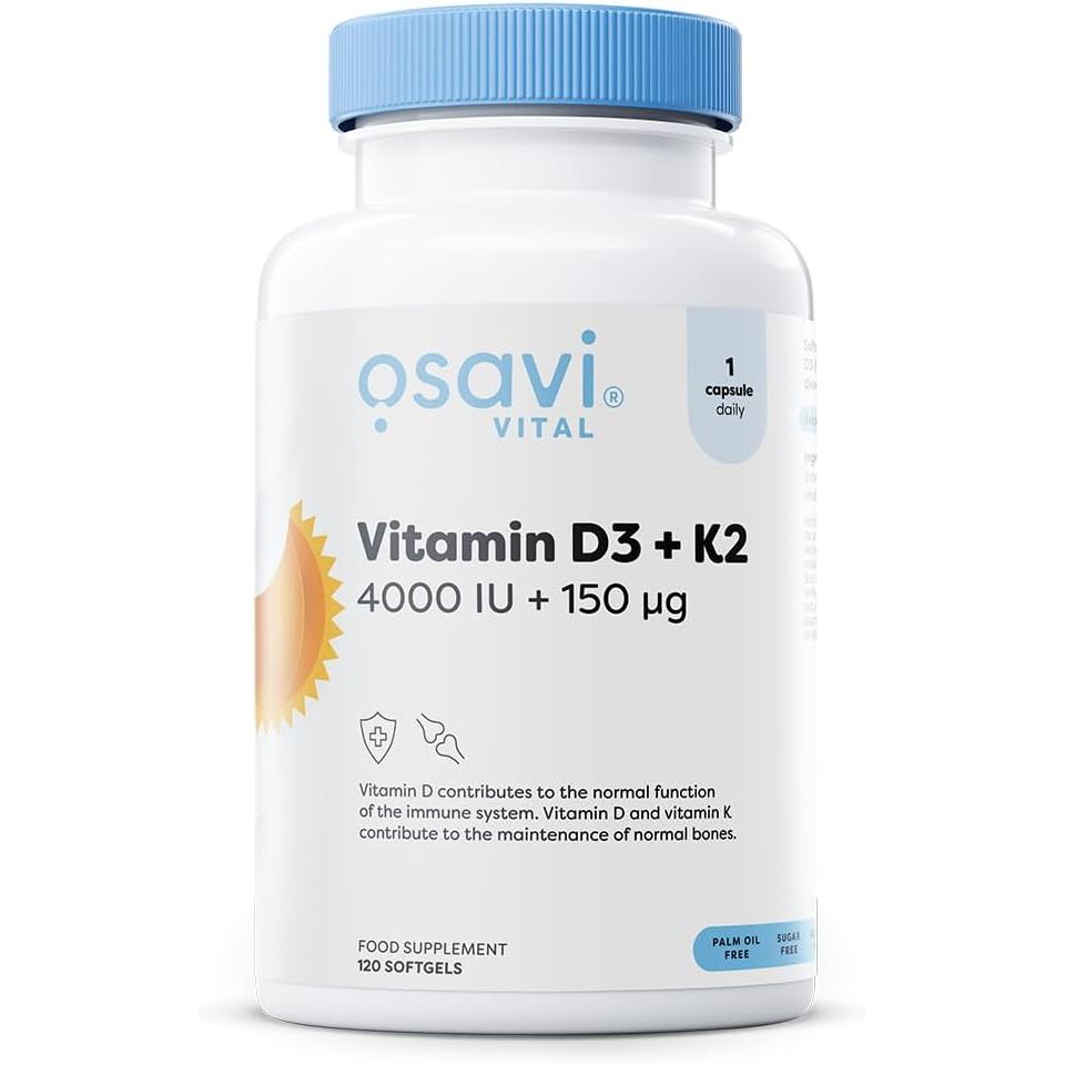 Recipient plastic alb Osavi Vital Vitamin D3+K2 cu capac albastru, logo gri elegant, text mare Vitamin D3+K2 4000 IU + 150μg, badge 1 capsule daily, icoane Palm Oil Free și Sugar Free vizibile, 120 softgels. Supliment premium cu vitamina D3 naturală Quali-D și K2 bioactiv MK-7 K2VITAL dizolvate în ulei MCT din nucă de cocos pentru absorbție optimă. Susține sănătatea oaselor și dinților, funcționarea normală a sistemului imunitar, direcționează calciul corect în organism.
