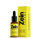 Sticlă sticlă ambră Zein Pharma Vitamin D3+K2 cu pipetă neagră și etichetă galbenă, logo Zein PHARMA negru, text mit patentiertem K2VITAL Vitamin D3+K2, specificații D3 1000 I.E. și K2 20μg, Made in Germany, cutie galbenă alături. Picături premium germane pentru adulți cu vitamina D3 naturală din lanolină și vitamina K2 brevetată K2VITAL 99,7% all-trans MK-7 în ulei MCT cocos. Susține sănătatea oaselor, dinților și sistemului imunitar, direcționează calciul corect în organism.
