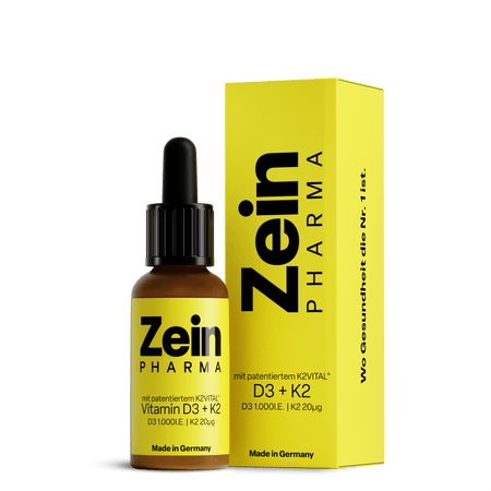 Sticlă sticlă ambră Zein Pharma Vitamin D3+K2 cu pipetă neagră și etichetă galbenă, logo Zein PHARMA negru, text mit patentiertem K2VITAL Vitamin D3+K2, specificații D3 1000 I.E. și K2 20μg, Made in Germany, cutie galbenă alături. Picături premium germane pentru adulți cu vitamina D3 naturală din lanolină și vitamina K2 brevetată K2VITAL 99,7% all-trans MK-7 în ulei MCT cocos. Susține sănătatea oaselor, dinților și sistemului imunitar, direcționează calciul corect în organism.