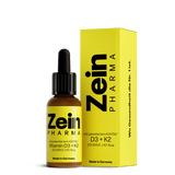 Sticlă sticlă ambră Zein Pharma Vitamin D3+K2 cu pipetă neagră și etichetă galbenă, logo Zein PHARMA negru, text mit patentiertem K2VITAL Vitamin D3+K2, specificații D3 200 I.E. și K2 15μg, Made in Germany, cutie galbenă alături. Picături premium germane cu vitamina D3 naturală din lanolină și vitamina K2 brevetată K2VITAL 99,7% all-trans MK-7 în ulei MCT cocos. Susține sănătatea oaselor și dinților, sistemul imunitar, absorbția și direcționarea calciului în organism.