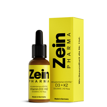 Sticlă sticlă ambră Zein Pharma Vitamin D3+K2 cu pipetă neagră și etichetă galbenă, logo Zein PHARMA negru, text mit patentiertem K2VITAL Vitamin D3+K2, specificații D3 200 I.E. și K2 15μg, Made in Germany, cutie galbenă alături. Picături premium germane cu vitamina D3 naturală din lanolină și vitamina K2 brevetată K2VITAL 99,7% all-trans MK-7 în ulei MCT cocos. Susține sănătatea oaselor și dinților, sistemul imunitar, absorbția și direcționarea calciului în organism.