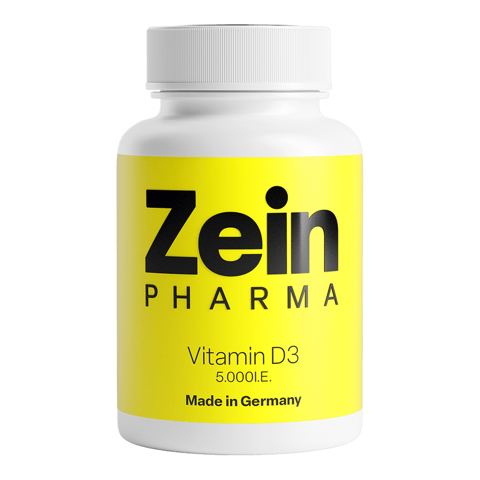 Recipient plastic alb Zein Pharma Vitamin D3 cu capac alb, etichetă galbenă cu logo negru Zein PHARMA, text Vitamin D3 5.000 I.E., mențiune Made in Germany vizibilă. Supliment premium german cu 5000 UI colecalciferol natural din lanolină per capsulă vegetală HPMC, dozaj clinic pentru corecția rapidă a deficiențelor de vitamina D. Susține sistemul imunitar, sănătatea oaselor și mușchilor, reduce oboseala și îmbunătățește dispoziția, calitate farmaceutică germană.
