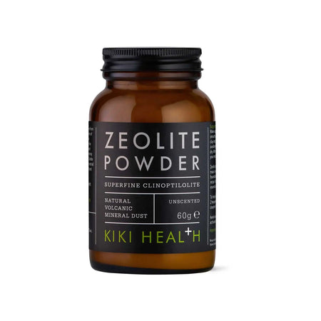 Flacon sticlă ambră KIKI Health Zeolite Powder cu capac negru, etichetă neagră cu text mare Zeolite Powder, subtitlu verde Superfine Clinoptilolite, mențiuni Natural Volcanic Mineral Dust și Unscented, logo KIKI Health, 60g vizibil. Pulbere zeolit clinoptilolit 100% pură de origine vulcanică din Marea Egee, micronizată sub 25 microni pentru suprafață activă maximă. Susține detoxifierea naturală, leagă substanțe încărcate pozitiv în tractul digestiv, utilizare internă și externă pentru piele.